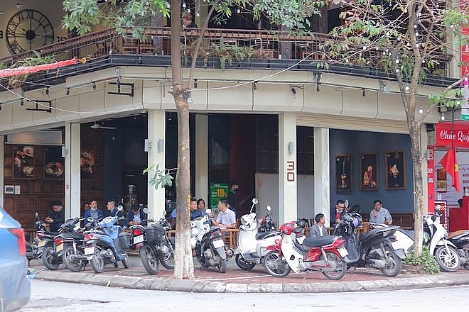 Hanoi's stores and restaurants reopen: Many people drop by coffee after 2 weeks of social distancing
