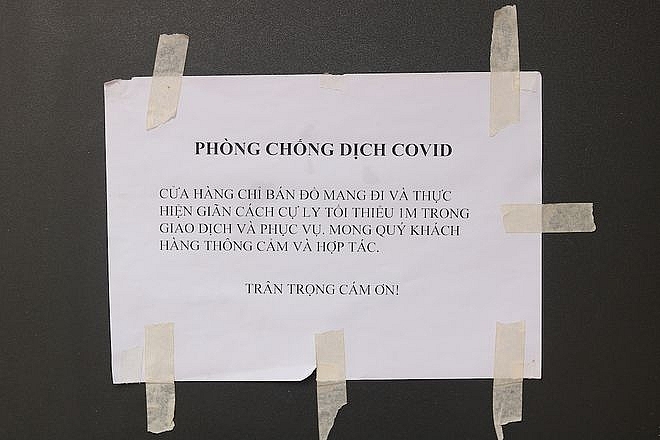 Hanoi's stores and restaurants reopen: Many people drop by coffee after 2 weeks of social distancing