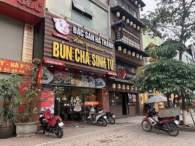 Hanoi's stores and restaurants reopen: Many people drop by coffee after 2 weeks of social distancing
