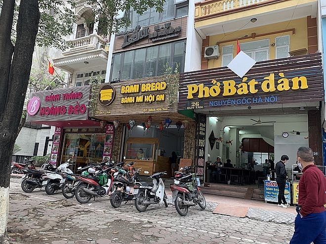 Hanoi's stores and restaurants reopen: Many people drop by coffee after 2 weeks of social distancing