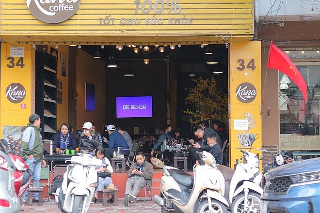Hanoi's stores and restaurants reopen: Many people drop by coffee after 2 weeks of social distancing