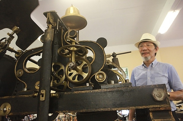 antique 19th century time machine one of a kind in hanoi
