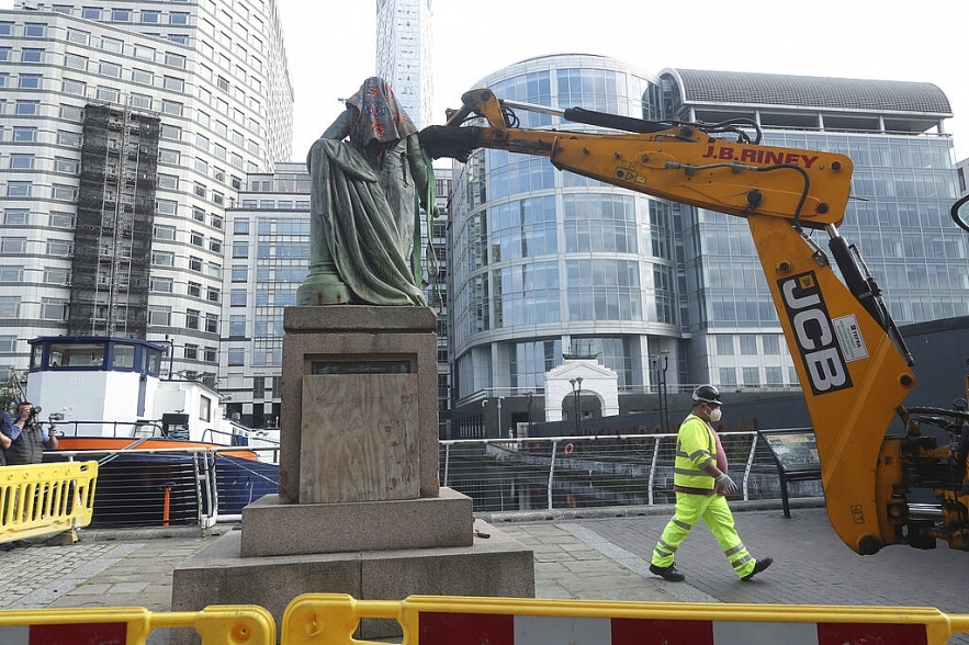 uk removes slave traders statue from outside london museum