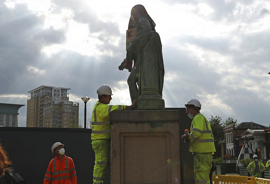 uk removes slave traders statue from outside london museum