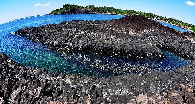 absorbing beautiful masterpieces of coral reefs in ganh yen quang ngai province