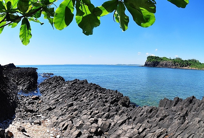 absorbing beautiful masterpieces of coral reefs in ganh yen quang ngai province