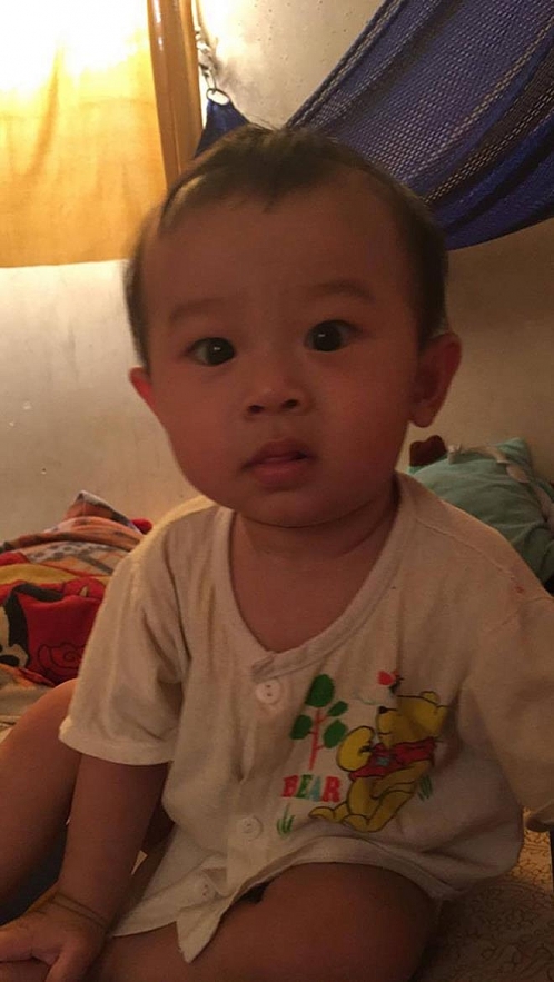 grabbike driver takes 8 month old son to work amid 38c heatwave in sai gon