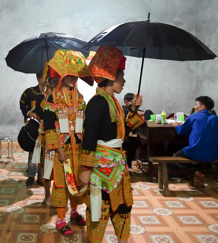 Late night wedding   a unique custom of Yao ethnic community in Vietnam