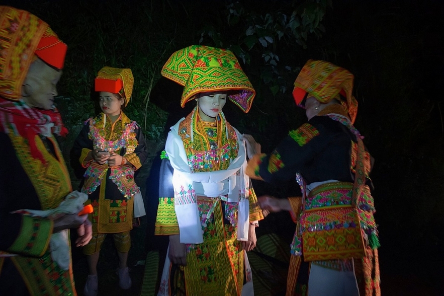 Late night wedding   a unique custom of Yao ethnic community in Vietnam