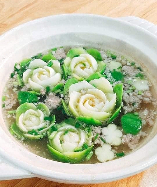 Vietnamese woman inspires cooking with flowers images on dishes