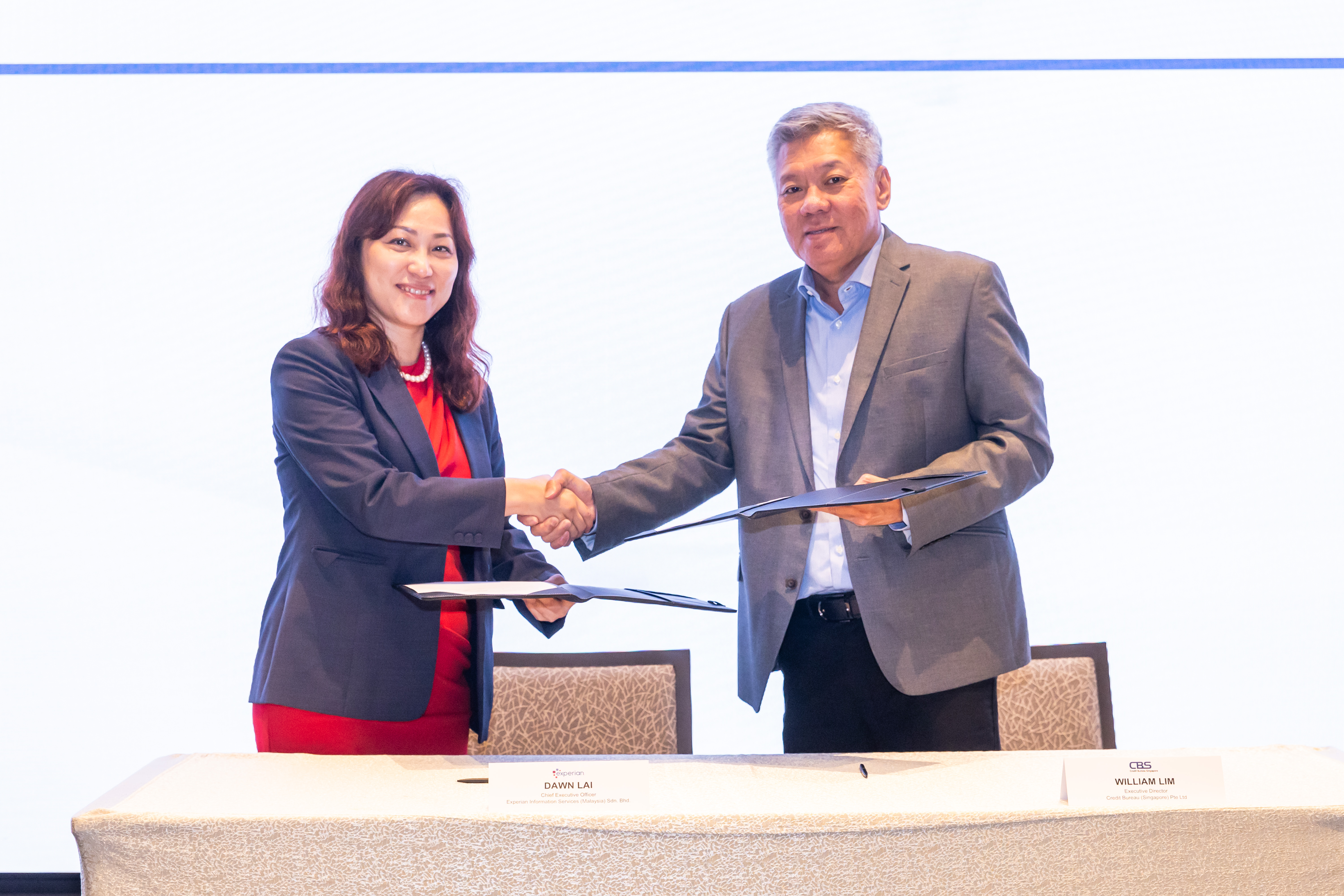 From left to right: Ms. Dawn Lai, Chief Executive Officer of Experian Information Services Malaysia and Mr. William Lim, Executive Director of Credit Bureau Singapore