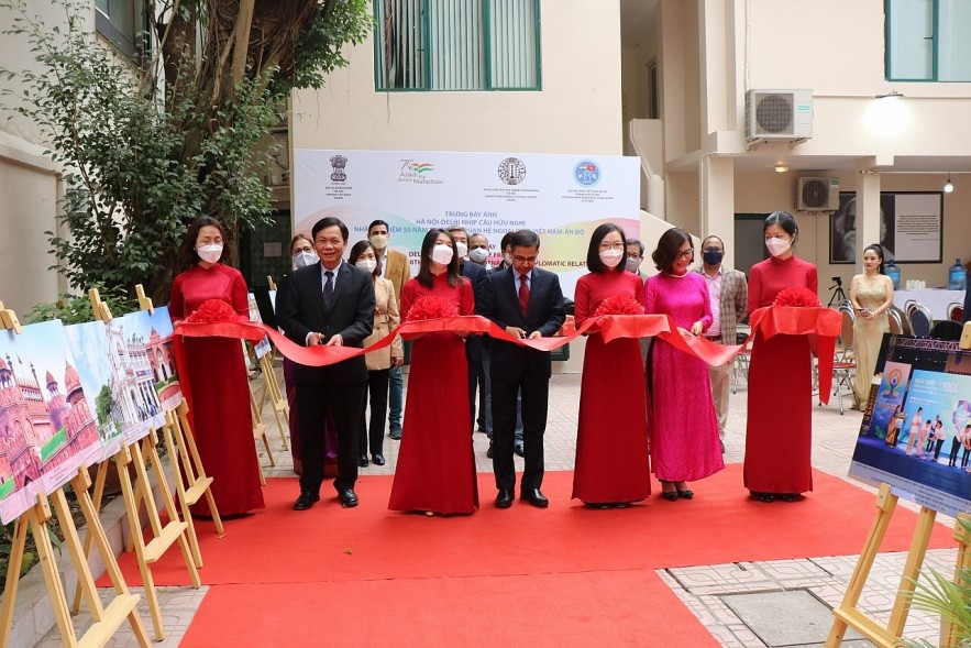 Photo Exhibition Demonstrates People-to-People Exchanges between Hanoi and Delhi