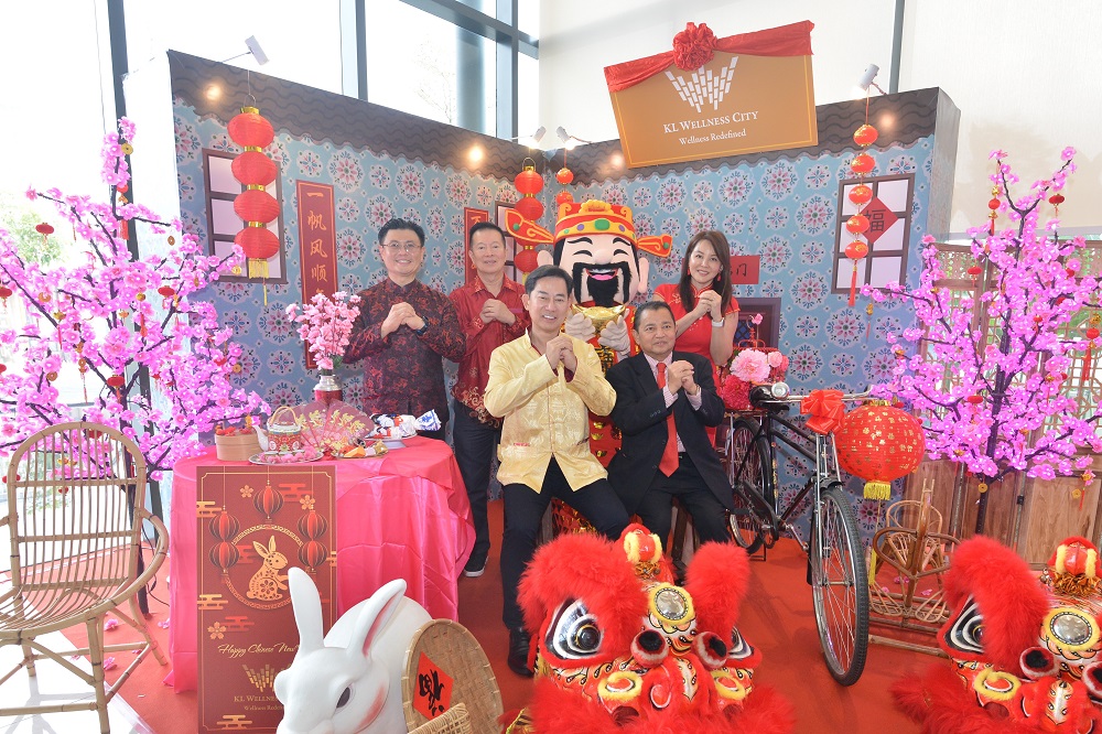 (From Left) Dato' Sri Vincent Tiew (拿督斯里张孙通博士), Executive Director of Branding, Sales, and Marketing of KL Wellness City (KLWC), Datuk Seri Garry Chua (拿督斯里蔡家胜), Non-Executive Director of Retail, Consumerism & Construction of KLWC, Dato' Dr Colin Lee (拿督李顺树医生), Managing Director of KLWC, YBhg. Dato' Dr Ammar Abdul Ghapar, Senior Director of International Promotions from the Ministry of Tourism, Art and Culture and Datin Karen Pua (拿汀潘吇溱), Director of Hospitality of KLWC