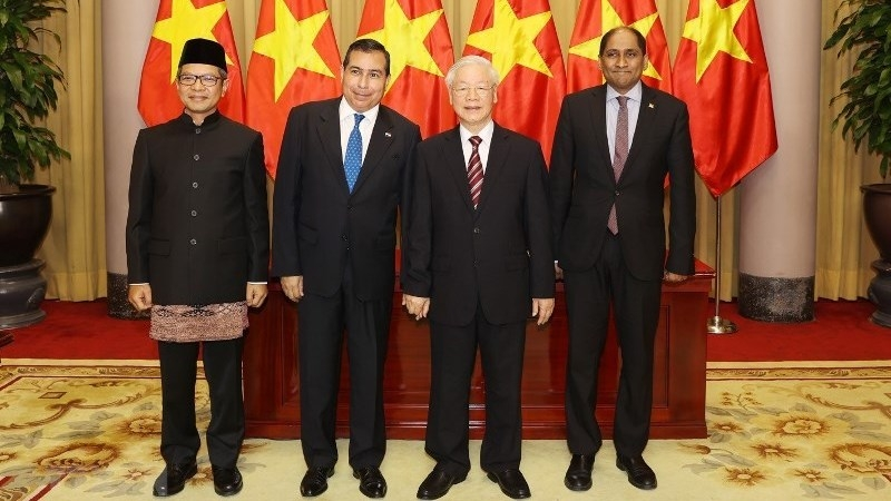 Top Vietnamese leader hosts newly-accredited ambassadors