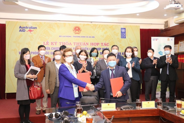 undp australia and viet nam renew cooperation for poverty reduced half by 2025