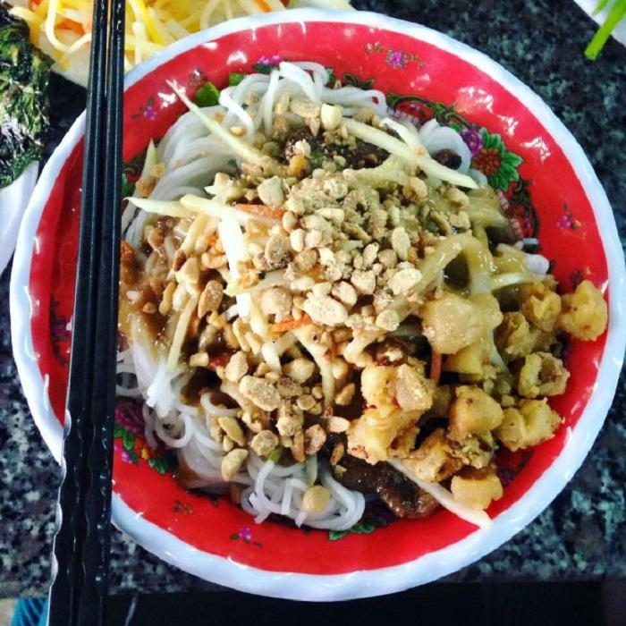 Enjoy Danang-style rice vermicelli with grilled pork