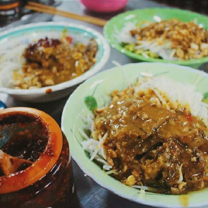 Enjoy Danang-style rice vermicelli with grilled pork