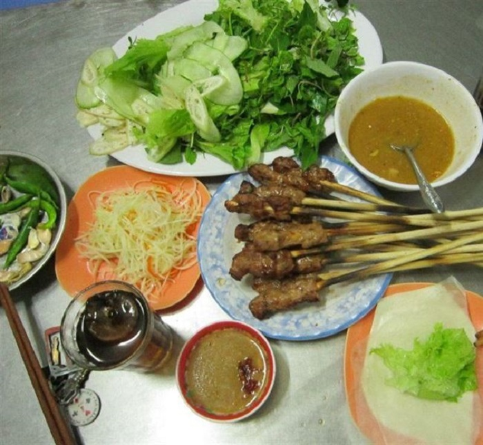 Enjoy Danang-style rice vermicelli with grilled pork