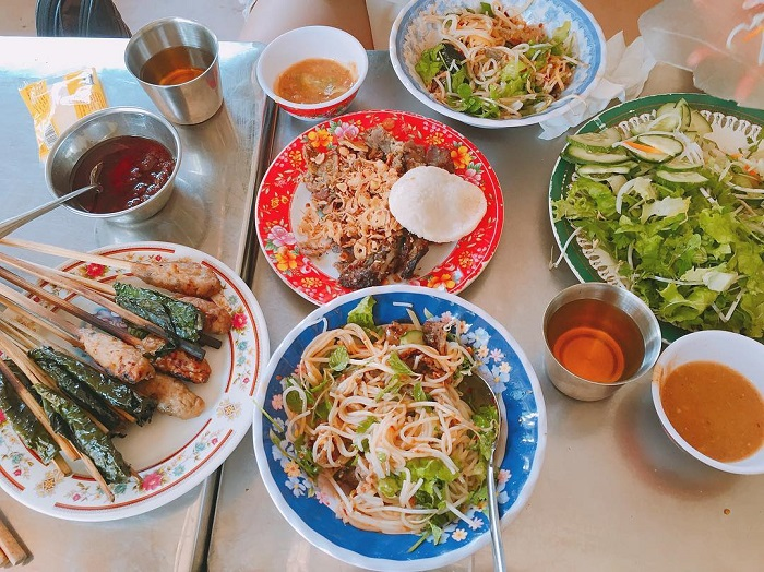 Enjoy Danang-style rice vermicelli with grilled pork