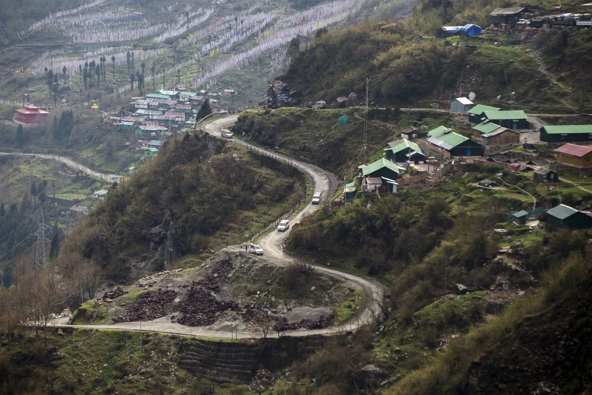 indian and chinese soldiers injured in cross border stone throwing fistfight