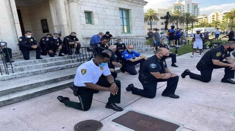 George Floyd death: US Policemen kneel to apologise; stand in solidarity with protesters