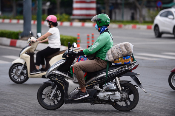 Technology platforms are coordinating with authorities to vaccinate drivers on a large scale - Photo: QUANG DINH 