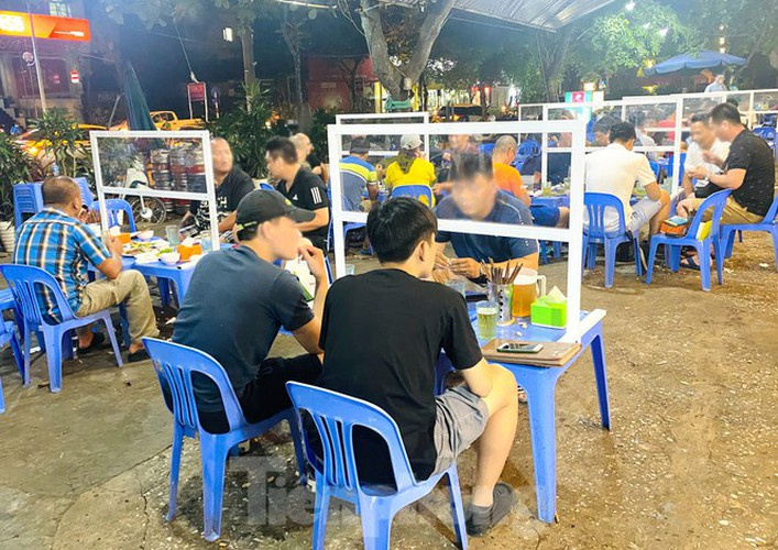 beer drinking in hanoi raises toast in special way for covid 19 prevention