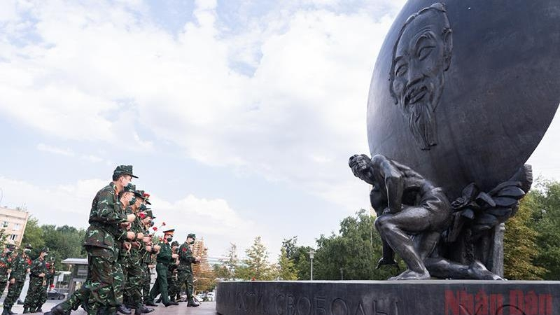 The delegation pay tribute to President Ho Chi Minh at his monument in Moscow on August 10. (Photo: NDO
