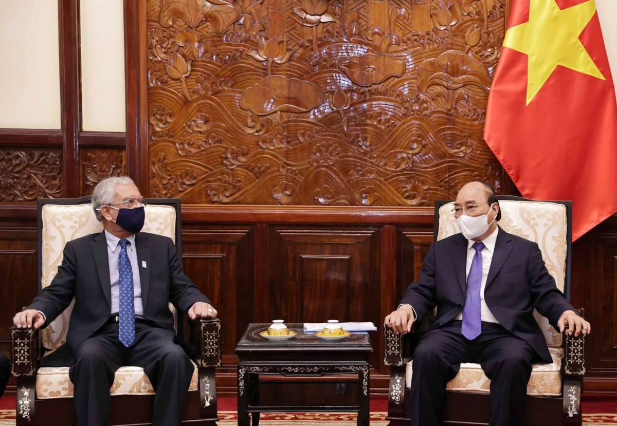 Receiving outgoing UN Resident Coordinator Kamal Malholta in Hanoi on August 12, State President Nguyen Xuan Phuc (R) expects UN organisations will provide additional assistance to Vietnam, especially in the ongoing COVID-19 fight. 
