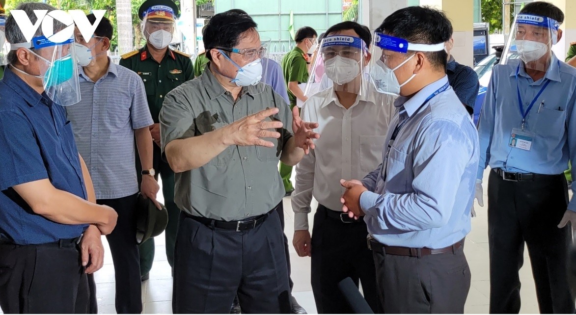 pm chinh inspects covid 19 prevention measures in hcm city hotspot