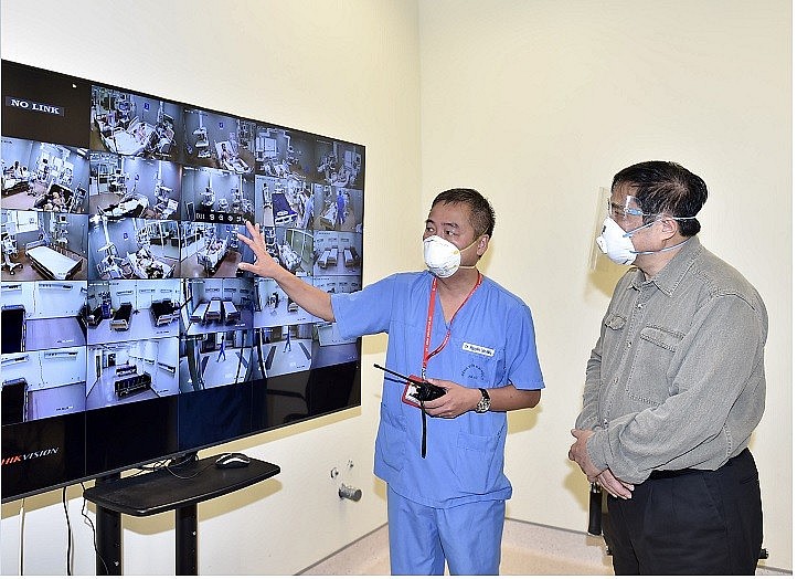 Doctor Nguyen Lan Hieu, Director of the Ha Noi Medical University Hospital briefs about COVID-19 treatment at the hospital through the central monitoring system -  Photo: VGP