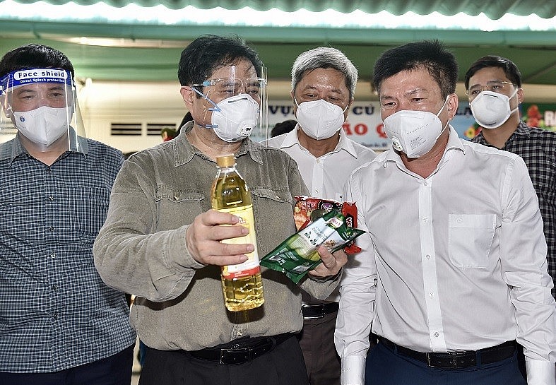 Prime Minister Pham inspects Dong Phu wholesale market specializing in supplying essential commodities for residents in Binh Duong province - Photo: VGP