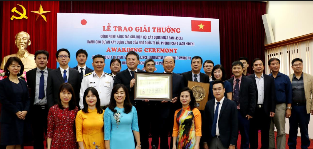 Hai Phong's Lach Huyen port infrastrure construction project receives innovative technique award