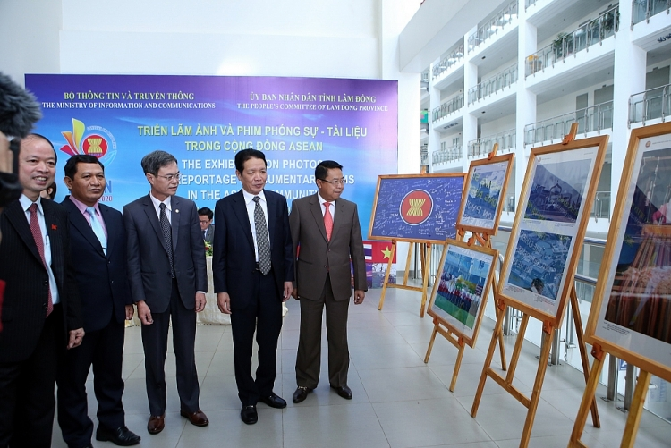 "ASEAN in our hearts"-an inspired exhibition of photos and reportage on the countries and peoples in ASEAN community