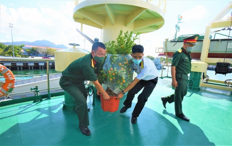 Naval Zone 4 Sends Tet Gifts to Truong Sa (Spratly)