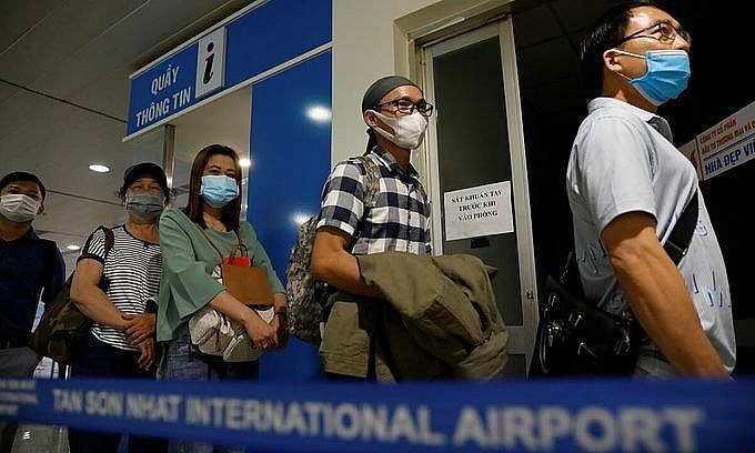 Passengers wait to be tested for the novel coronavirus at Tan Son Nhat Airport in HCMC, June 2021. Photo: VnExpress