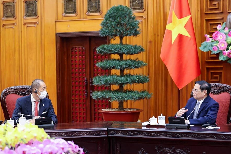 PM Pham Minh Chinh receives visiting Regional Director for the Western Pacific of the World Health Organization Takeshi Kasai in Hanoi on January 11. Photo: VGP
