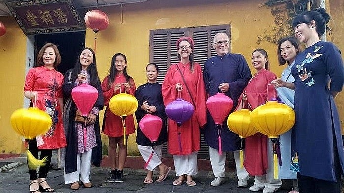 Ms. Nadine (centre, in red ao dai) with her two children and friends participating in cultural activities in Hoi An. (Photo: NDO/Thanh Tam)
