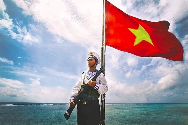 An Emotional Visit of Overseas Vietnamese to Truong Sa (Spratly)