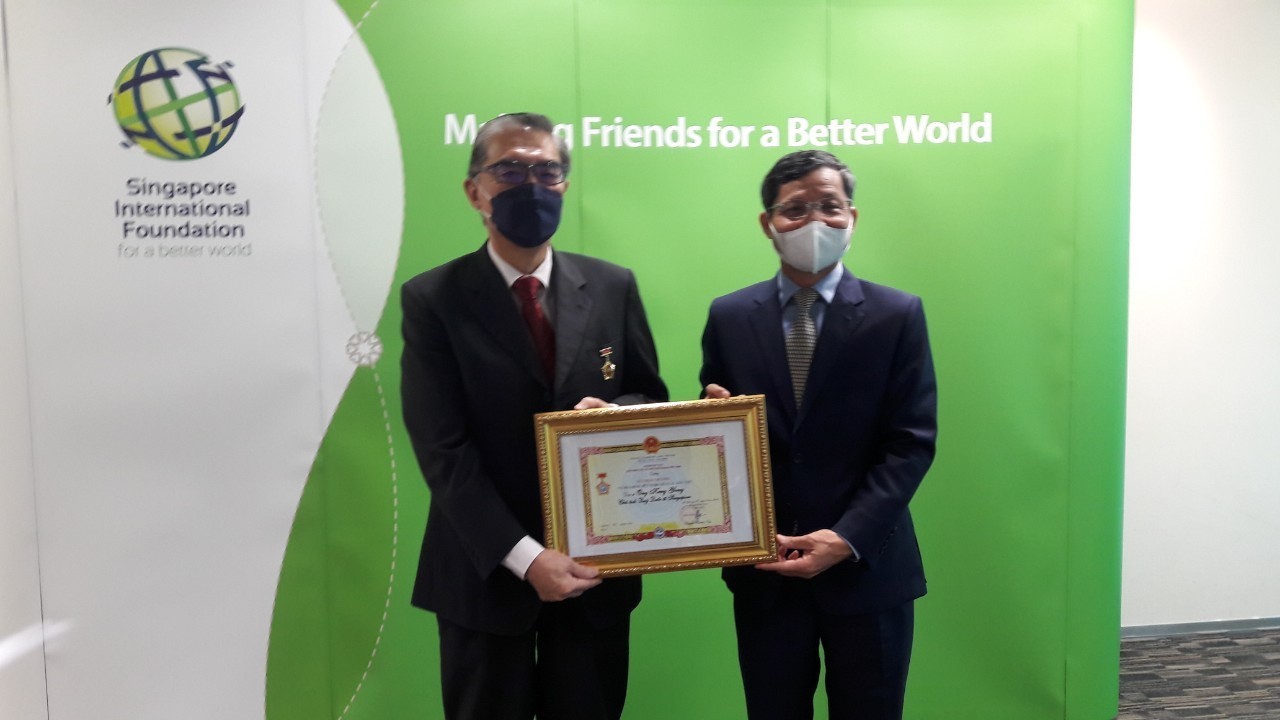 vufo awards medal to singapore international foundation