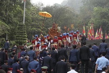 Vietnamese People Pay Tribute to Hung Kings