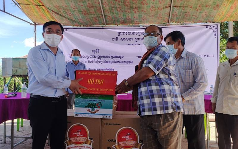vietnamese in cambodia support pandemic fight