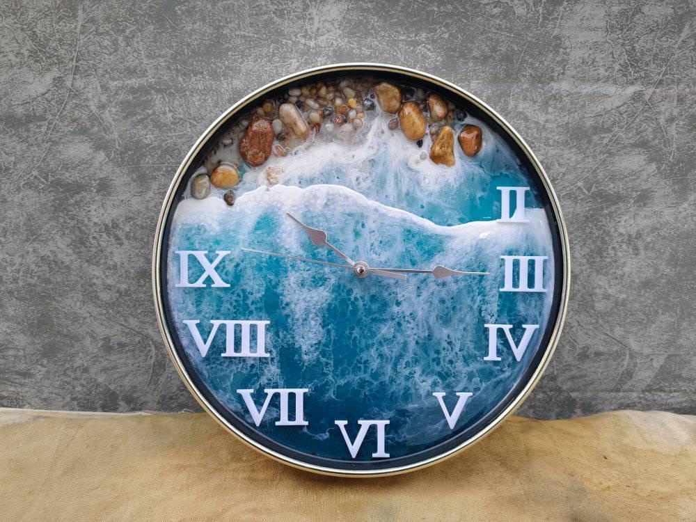 In photo and video: Lifelike clock paintings made of glue, sand and stone