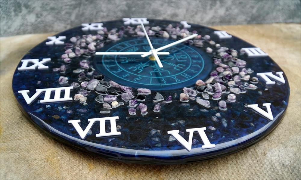 In photo and video: Lifelike clock paintings made of glue, sand and stone