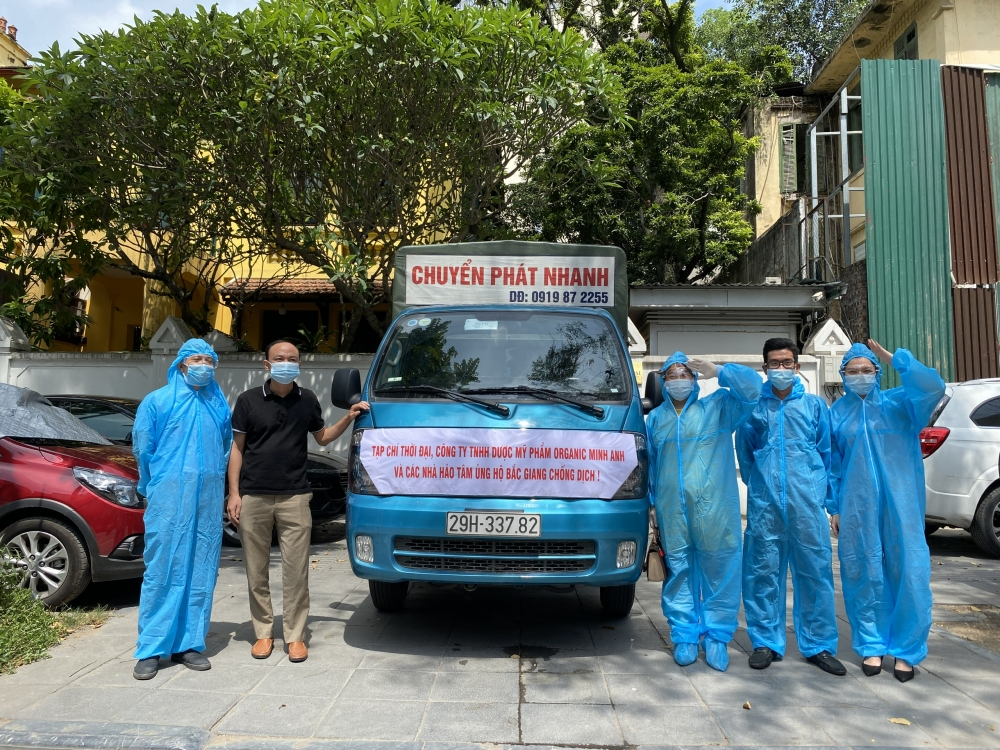 vietnam times and benefactors support bac giang battle against covid 19