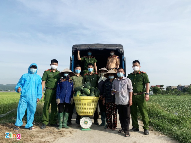 Police sell watermelons to help people in Bac Giang blockade areas