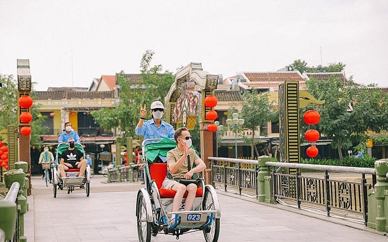 Foreign tourists visit Hoi An. Photo: NDO