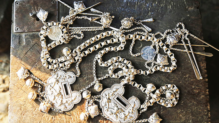 Preserving the quintessence of H'Mong silver carving