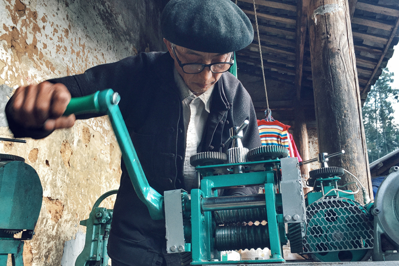 Preserving the quintessence of H'Mong silver carving