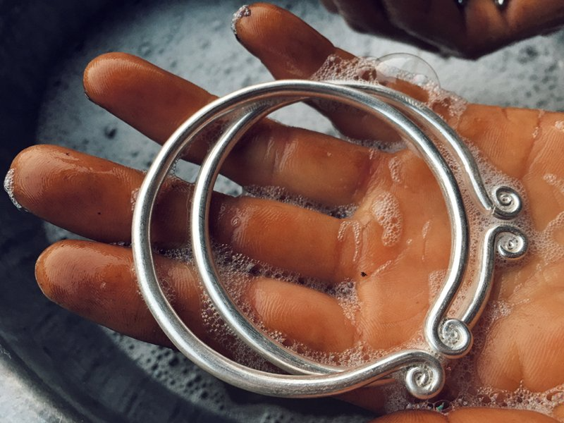 Preserving the quintessence of H'Mong silver carving